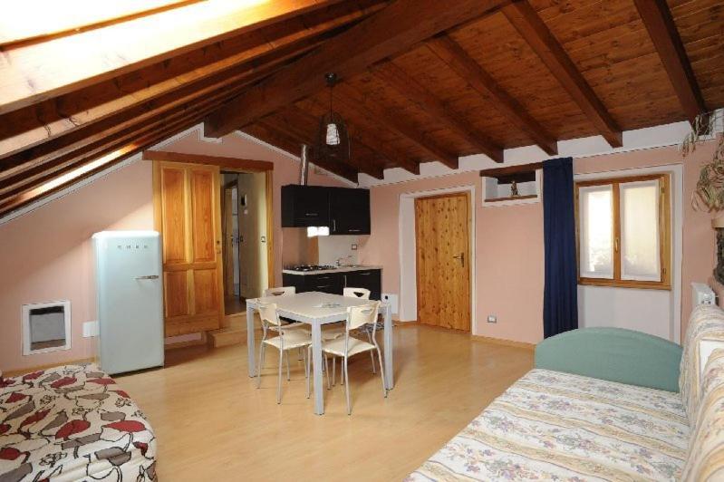 Appartamenti Vacanze E Camere Roccetta Fiorita Pettenasco Luaran gambar