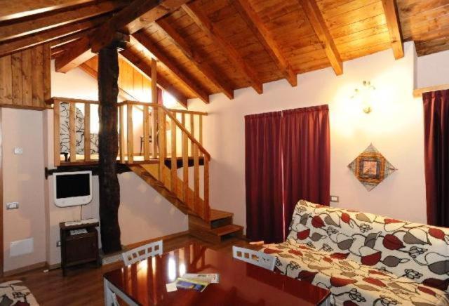 Appartamenti Vacanze E Camere Roccetta Fiorita Pettenasco Luaran gambar