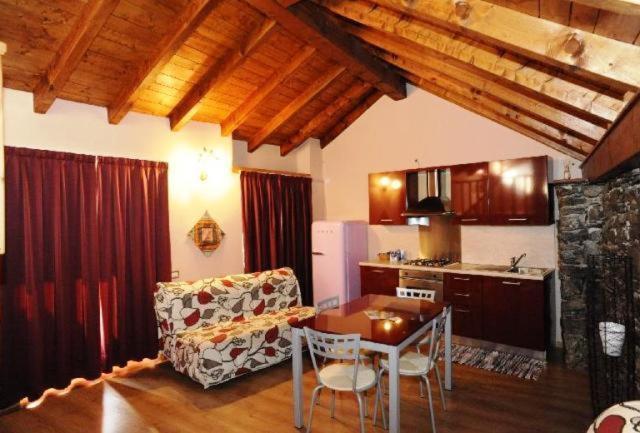 Appartamenti Vacanze E Camere Roccetta Fiorita Pettenasco Luaran gambar