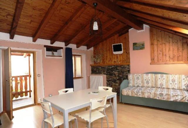 Appartamenti Vacanze E Camere Roccetta Fiorita Pettenasco Luaran gambar