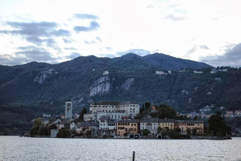Appartamenti Vacanze E Camere Roccetta Fiorita Pettenasco Luaran gambar