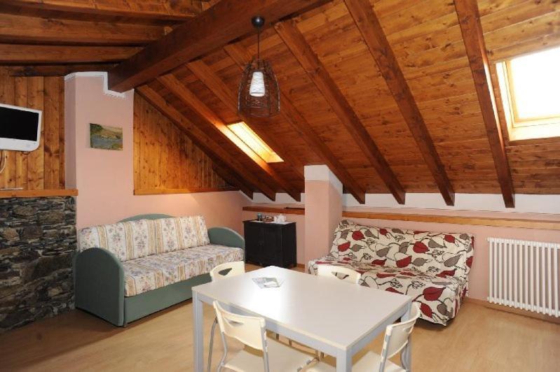 Appartamenti Vacanze E Camere Roccetta Fiorita Pettenasco Bilik gambar